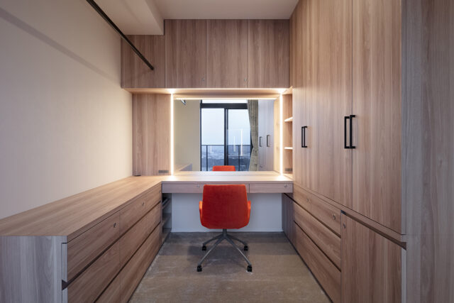 奥様専用の家事室兼衣装室。服を掛けたり身支度を整えるスペースとして重宝する。