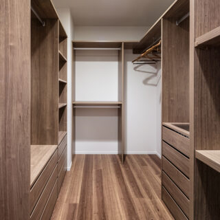 Mさん専用の大容量クローゼットは、既製品を使いつつテイストを合わせた。