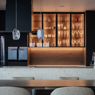 背面には照明付きのカップボードを配置。冷蔵庫やその他の家電はビルトインできるものを採用し、生活感を排除。細部に渡るこだわりが上質空間を支えている。