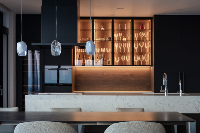 背面には照明付きのカップボードを配置。冷蔵庫やその他の家電はビルトインできるものを採用し、生活感を排除。細部に渡るこだわりが上質空間を支えている。