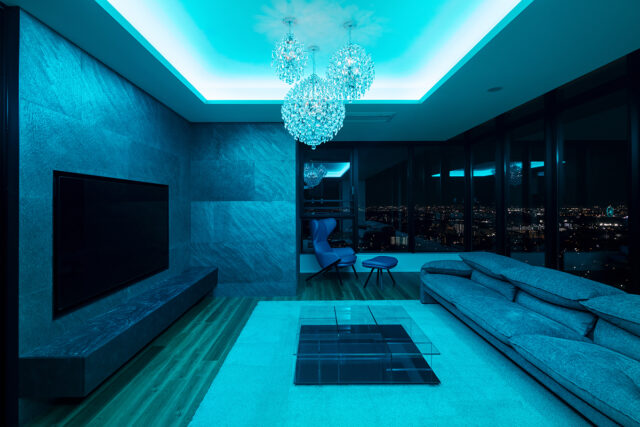 光天井の照明は気分やシーンに応じて色を変えられる。友人を招いてワイワイやりたいときは明るい色、落ち着いたバーのような演出をしたいときは暗めの色、と空間の表情を自在にコントロールできる。