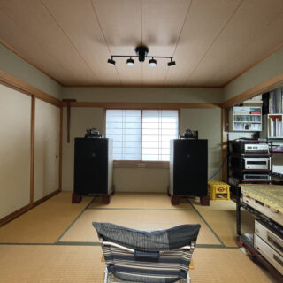 リフォーム前和室。画像奥、押し入れから納戸までを再構成し、ご夫婦それぞれの個室とした。正面の障子付きの窓が、奥さまの個室の窓にあたる