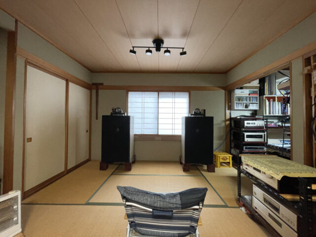 リフォーム前和室。画像奥、押し入れから納戸までを再構成し、ご夫婦それぞれの個室とした。正面の障子付きの窓が、奥さまの個室の窓にあたる