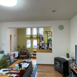 リフォーム前リビング、ヌック。ヌックは右半分がスキップフロアになっていたが、リフォーム後は取り払った