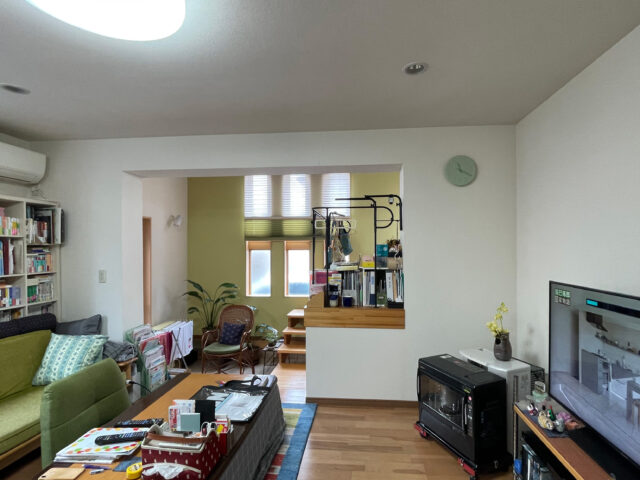 リフォーム前リビング、ヌック。ヌックは右半分がスキップフロアになっていたが、リフォーム後は取り払った