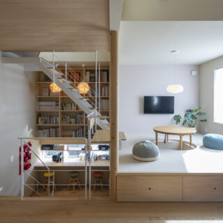 吉田さんはどの設計でも快適性を高める通風、採光を大切にし、窓はそれぞれの役割を持たせて計画する。小上がりの大窓（写真右）は南の明るい日差しをたっぷり入れる採光のための窓で、開かないFIX仕様。万が一の転落等を心配せずにすむ