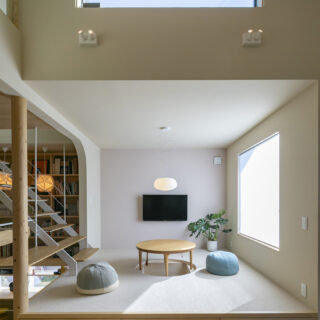 ソファスペースから小上がりを見る。青空を望むトップサイドライトから明るい光が降りそそぐ