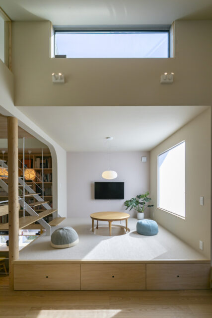 ソファスペースから小上がりを見る。青空を望むトップサイドライトから明るい光が降りそそぐ