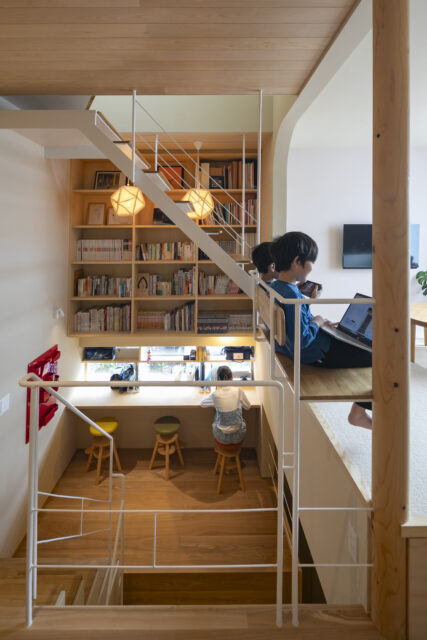 階段沿いに本棚を造作。ブックカフェのような空間デザインで、本そのものがインテリアを彩るアイテムに