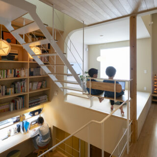 小上がりのベンチにいるとき、ふと振り返れば階下のスタディーコーナーにいる家族の姿が目に入る