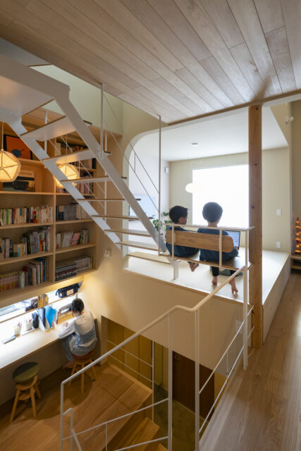 小上がりのベンチにいるとき、ふと振り返れば階下のスタディーコーナーにいる家族の姿が目に入る