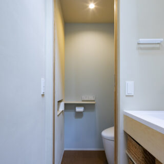 2階トイレの壁のアクセントカラーは、すっきりとした清潔感のある淡いブルー