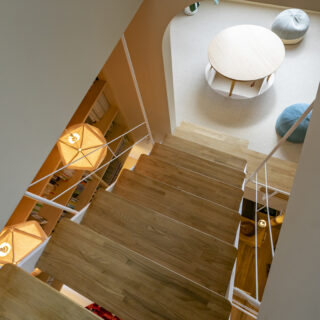 塔屋階から階下を見る。２階の小上がり、踊り場、1階までが見え、家族の居場所のつながりを実感