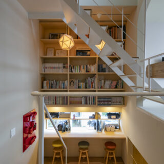 踊り場のスタディーコーナー、本棚、塔屋階への階段がゆるやかに交錯。誰もがワクワクする楽しい空間構成だ