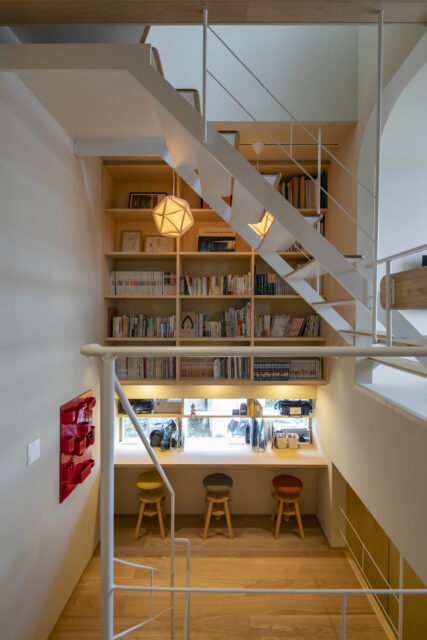 踊り場のスタディーコーナー、本棚、塔屋階への階段がゆるやかに交錯。誰もがワクワクする楽しい空間構成だ