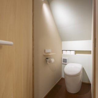 階段下を活用した1階トイレ。トイレットペーパーの保管スペースはM家愛用の製品サイズに合わせてデザイン