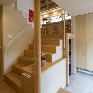 踊り場が垣間見え、この先にどんな空間が広がるかワクワクする。階段脇にあるのは帰宅後などに使える手洗い