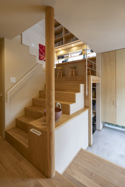 踊り場が垣間見え、この先にどんな空間が広がるかワクワクする。階段脇にあるのは帰宅後などに使える手洗い