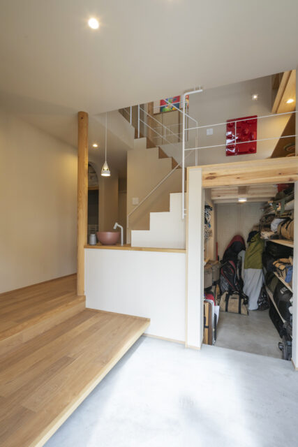 広い玄関土間。キャンプ用品などをしまえる大容量収納もある。その上は踊り場を生かしたスタディーコーナー