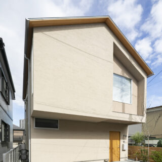 道路からは見えないが、きれいな切妻屋根の一部にはフラットルーフの屋上があり、バーベキューなどができる