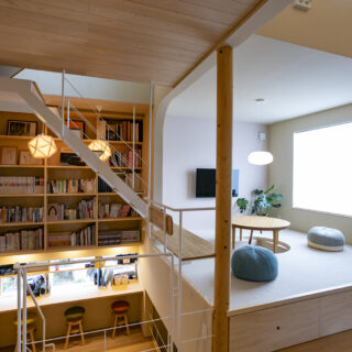 小上がりの一角には塔屋階への階段があり（写真左奥）、その一段を延ばしたベンチも居場所の1つ（写真中央）。踊り場、リビング、小上がり、そして塔屋階への階段と、空間の縦軸を上手に使ってさまざまな居場所を創出し、ほどよい距離感でゆるやかにつなげている