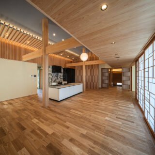 LDK奥から見た玄関方向。玄関まで続く抜け感を感じられるプランだ