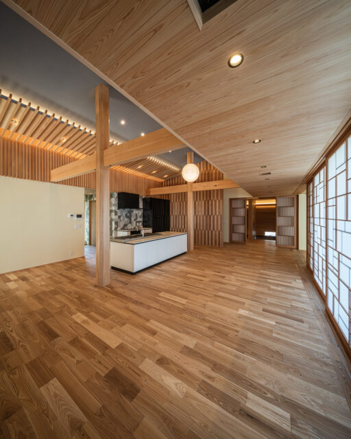 LDK奥から見た玄関方向。玄関まで続く抜け感を感じられるプランだ