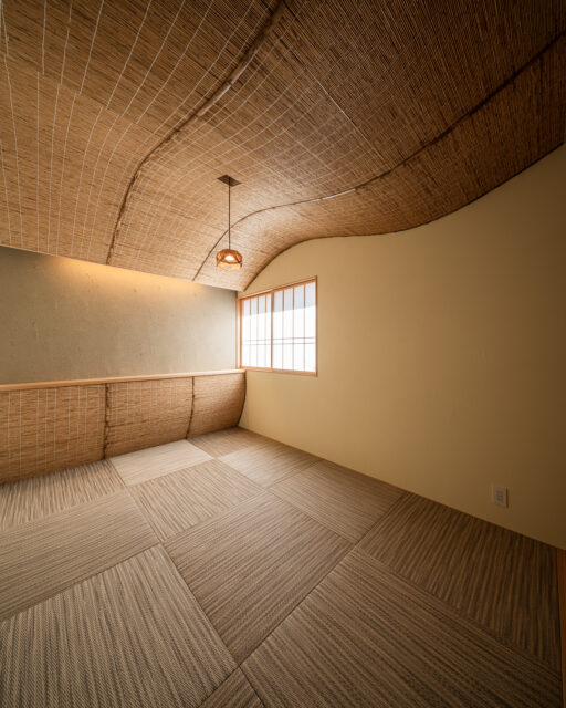 天井の曲線は、奥の壁を挟んで腰板につながるイメージ。この和室からも、広く美しい庭を眺めることができる