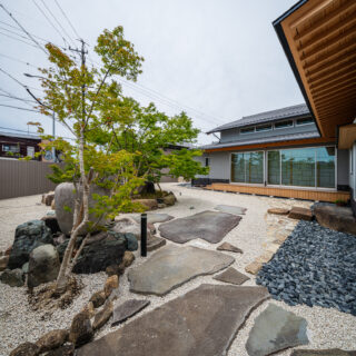 どの部屋からも眺めることができる、広く美しい庭。軒先に樋を設けず、雨の日は滴り落ちる水を楽しめる趣向