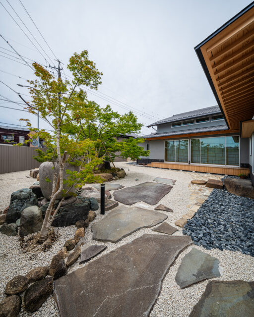 どの部屋からも眺めることができる、広く美しい庭。軒先に樋を設けず、雨の日は滴り落ちる水を楽しめる趣向