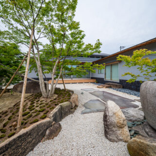 何度も岩や樹木の位置を変えながら作り上げた、こだわりの庭。大きな植栽はすべて紅葉で、石は鞍馬石