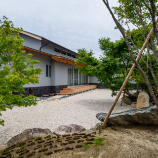 「美しい屋根を」というお施主様の要望に対する答えが、大屋根のむくり屋根。美しい屋根を実現させるために、曲線は控えめにした。京都で見かける、極端ではないデザインの家を参考にした。緩い曲線で、上品にさりげない美しさを追求