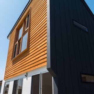 レッドシダーの外壁は、徐々にシルバーに変色していく経年変化を見越して無塗装に。「せっかくの天然素材。塗装をしない選択肢もあることを伝えられたらと思います」と齋藤さん