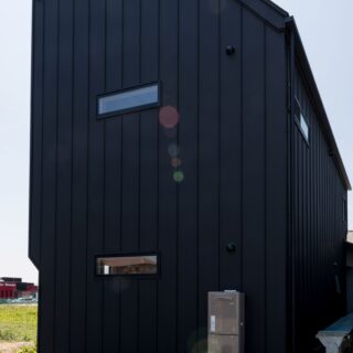 西日と冬の季節風（吾妻おろし）に曝される西側と北側は、開口を最小限に抑え、耐久性に優れるガルバリウム鋼板で覆った。周辺環境に合わせた外観デザインも齋藤さんの十八番