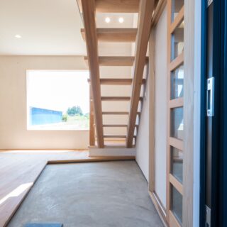 空間を分断せずつながりを持たせ、上階からの光を階下に届けるスケルトン階段。時間の経過が劣化ではなく味わいとなる無垢材を内装にふんだんに用いたのも齋藤さんのこだわり