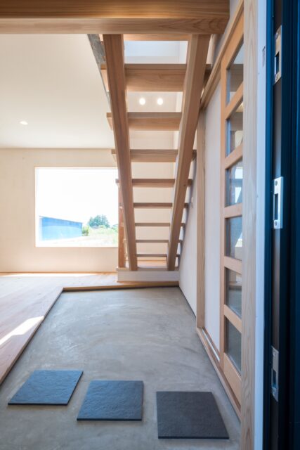 空間を分断せずつながりを持たせ、上階からの光を階下に届けるスケルトン階段。時間の経過が劣化ではなく味わいとなる無垢材を内装にふんだんに用いたのも齋藤さんのこだわり