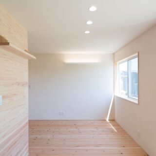 齋藤さんが仕事をするワークスペース。寝室の入口はワークスペースを抜けた奥にあり、玄関からは出入口が死角になるため、プライバシーを保つことができて安心