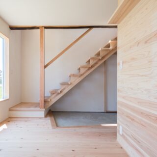 広々とした土間の玄関ホールとシームレスにワークスペースを設計。1階フロアにも東側に向かって大きな開口を設け、自然光と眺望をダイナミックに取り込んでいる