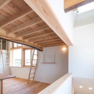 地産地消を意識し、足触りのいい杉の無垢材をフローリングに採用。ロフトの床部分の杉材もそのまま現しの天井になっており、リビングで過ごしている時も五感で木の心地よさを味わえる