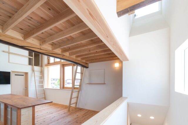 地産地消を意識し、足触りのいい杉の無垢材をフローリングに採用。ロフトの床部分の杉材もそのまま現しの天井になっており、リビングで過ごしている時も五感で木の心地よさを味わえる