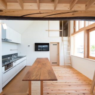 古材の梁は、江戸後期の納屋で使われていた丸太をリユースした物。曲線のフォルム、変化した色。狙ってつくることはできない、時間の経過でしか生まれない個性を楽しんでいるそう