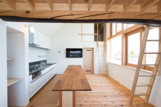 古材の梁は、江戸後期の納屋で使われていた丸太をリユースした物。曲線のフォルム、変化した色。狙ってつくることはできない、時間の経過でしか生まれない個性を楽しんでいるそう