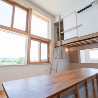 高い所が4.15m、ロフト下の低い所が2.1mと高低差をつけることで、フロア全体の広がりを演出。内装は白を基調としたのも、小さな家をより広く明るく感じさせる工夫の一つ