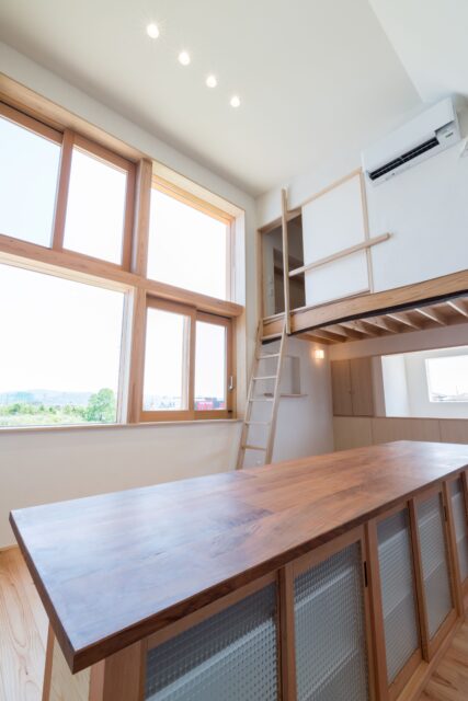 高い所が4.15m、ロフト下の低い所が2.1mと高低差をつけることで、フロア全体の広がりを演出。内装は白を基調としたのも、小さな家をより広く明るく感じさせる工夫の一つ