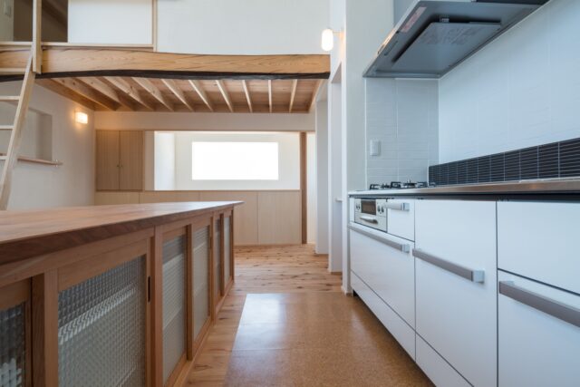 収納一体型のダイニングテーブルで限られたスペースをフル活用。その家の用途やサイズに合った造作の収納家具を提案してくれるから、希望やイメージを伝えてみて