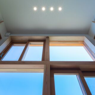 外の景色を切り取るフレームであり、光や風の通り道でもある、天井近くまで届く大きな窓。福島盆地の厳しい冬も、この窓から差し込む陽光のおかげで暖かく過ごせているそう