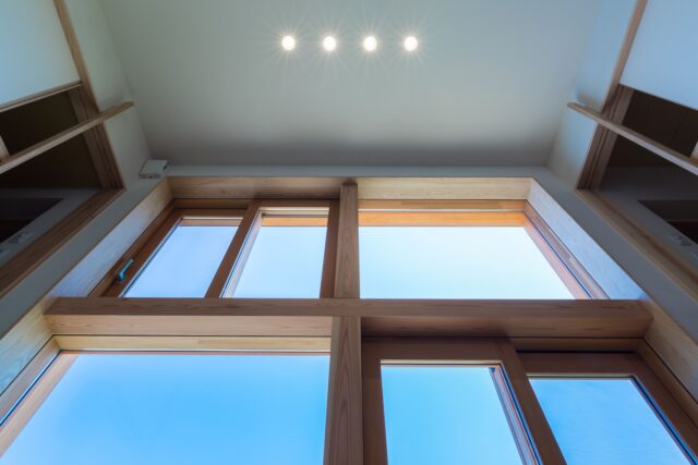 外の景色を切り取るフレームであり、光や風の通り道でもある、天井近くまで届く大きな窓。福島盆地の厳しい冬も、この窓から差し込む陽光のおかげで暖かく過ごせているそう