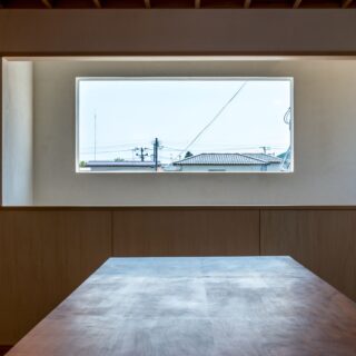 ロフト下の4畳のスペースは、天井高を抑えているからこそ落ち着ける空間。ダイニングの近くにありながらも程よいおこもり感があり、ソファに座ってゆったりとくつろげる