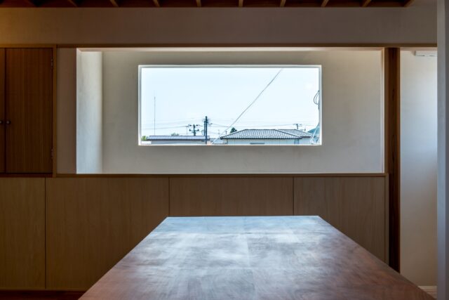 ロフト下の4畳のスペースは、天井高を抑えているからこそ落ち着ける空間。ダイニングの近くにありながらも程よいおこもり感があり、ソファに座ってゆったりとくつろげる