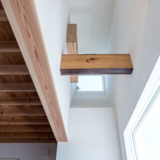 冷気で暖気を押し上げる重力換気を採用。玄関の通風窓から空気を取り入れ、2階の高窓から外へ排出。仕切りのない空間設計と効果的な窓の配置により、機械に頼らない自然な換気を実現した